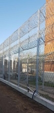 Montaż ogrodzenia wewnętrznego w obiekcie penitencjarnym.