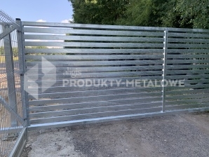 Montaż ogrodzenia panelowego z bramą z wypełnieniem palisadowym.